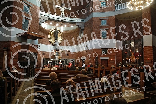 On Good Friday, Monsignor Stanislav Hocevar, Belgrade's archbishop and metropolitan, led the Good Friday rites in the church of St. Anthony.Monsinjor Stanislav Hocevar, beogradski nadbiskup i metropolit, na Veliki petak, predvodio je obrede Velikog