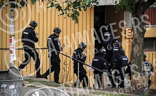 In the police action in the Belgrade suburb of arkovo, arrested two robbers.U policijskoj akciji, u beogradskom naselju Zarkovo, uhapsena su dvojica razbojnika