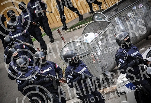 In the police action in the Belgrade suburb of arkovo, arrested two robbers.U policijskoj akciji, u beogradskom naselju Zarkovo, uhapsena su dvojica razbojnika
