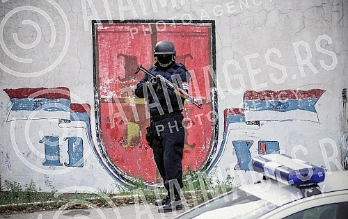 In the police action in the Belgrade suburb of arkovo, arrested two robbers.U policijskoj akciji, u beogradskom naselju Zarkovo, uhapsena su dvojica razbojnika