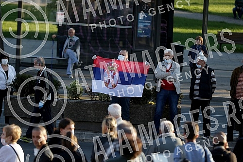 While addressing the leader of the opposition in front of the Serbian Assembly, during a curfew, a group of citizens over 65 who were allowed to take a walk at the curfew, came in front of the Assembly building from Pionirski park.  Za vreme obracan