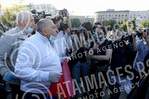 While addressing the leader of the opposition in front of the Serbian Assembly, during a curfew, a group of citizens over 65 who were allowed to take a walk at the curfew, came in front of the Assembly building from Pionirski park.  Za vreme obracan