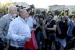 While addressing the leader of the opposition in front of the Serbian Assembly, during a curfew, a group of citizens over 65 who were allowed to take a walk at the curfew, came in front of the Assembly building from Pionirski park.  Za vreme obracan