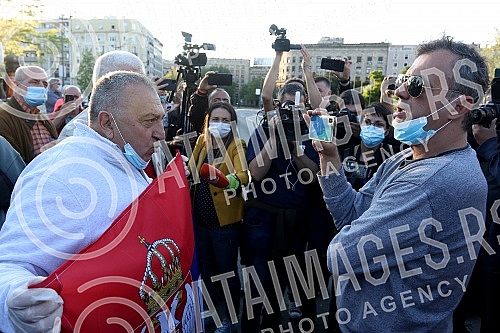 While addressing the leader of the opposition in front of the Serbian Assembly, during a curfew, a group of citizens over 65 who were allowed to take a walk at the curfew, came in front of the Assembly building from Pionirski park.  Za vreme obracan