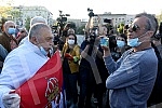 While addressing the leader of the opposition in front of the Serbian Assembly, during a curfew, a group of citizens over 65 who were allowed to take a walk at the curfew, came in front of the Assembly building from Pionirski park.  Za vreme obracan
