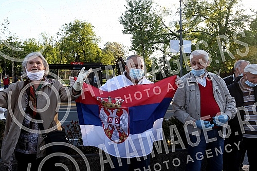 While addressing the leader of the opposition in front of the Serbian Assembly, during a curfew, a group of citizens over 65 who were allowed to take a walk at the curfew, came in front of the Assembly building from Pionirski park.  Za vreme obracan