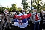While addressing the leader of the opposition in front of the Serbian Assembly, during a curfew, a group of citizens over 65 who were allowed to take a walk at the curfew, came in front of the Assembly building from Pionirski park.  Za vreme obracan