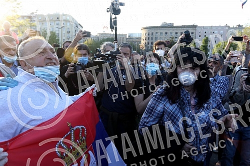 While addressing the leader of the opposition in front of the Serbian Assembly, during a curfew, a group of citizens over 65 who were allowed to take a walk at the curfew, came in front of the Assembly building from Pionirski park.  Za vreme obracan