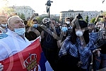 While addressing the leader of the opposition in front of the Serbian Assembly, during a curfew, a group of citizens over 65 who were allowed to take a walk at the curfew, came in front of the Assembly building from Pionirski park.  Za vreme obracan