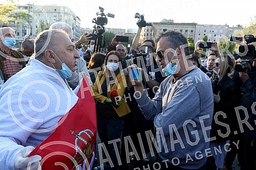 While addressing the leader of the opposition in front of the Serbian Assembly, during a curfew, a group of citizens over 65 who were allowed to take a walk at the curfew, came in front of the Assembly building from Pionirski park.  Za vreme obracan