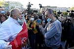 While addressing the leader of the opposition in front of the Serbian Assembly, during a curfew, a group of citizens over 65 who were allowed to take a walk at the curfew, came in front of the Assembly building from Pionirski park.  Za vreme obracan