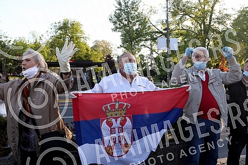 While addressing the leader of the opposition in front of the Serbian Assembly, during a curfew, a group of citizens over 65 who were allowed to take a walk at the curfew, came in front of the Assembly building from Pionirski park.  Za vreme obracan
