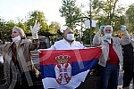 While addressing the leader of the opposition in front of the Serbian Assembly, during a curfew, a group of citizens over 65 who were allowed to take a walk at the curfew, came in front of the Assembly building from Pionirski park.  Za vreme obracan