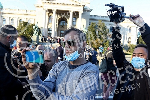 While addressing the leader of the opposition in front of the Serbian Assembly, during a curfew, a group of citizens over 65 who were allowed to take a walk at the curfew, came in front of the Assembly building from Pionirski park.  Za vreme obracan