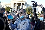 While addressing the leader of the opposition in front of the Serbian Assembly, during a curfew, a group of citizens over 65 who were allowed to take a walk at the curfew, came in front of the Assembly building from Pionirski park.  Za vreme obracan