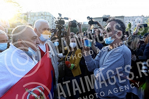 While addressing the leader of the opposition in front of the Serbian Assembly, during a curfew, a group of citizens over 65 who were allowed to take a walk at the curfew, came in front of the Assembly building from Pionirski park.  Za vreme obracan