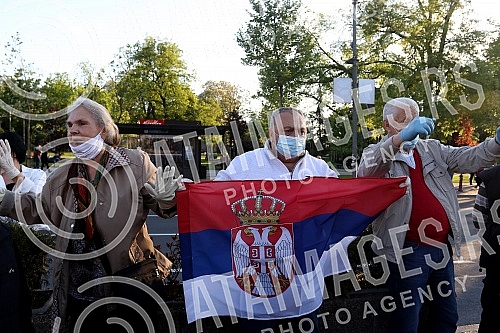 While addressing the leader of the opposition in front of the Serbian Assembly, during a curfew, a group of citizens over 65 who were allowed to take a walk at the curfew, came in front of the Assembly building from Pionirski park.  Za vreme obracan