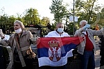 While addressing the leader of the opposition in front of the Serbian Assembly, during a curfew, a group of citizens over 65 who were allowed to take a walk at the curfew, came in front of the Assembly building from Pionirski park.  Za vreme obracan