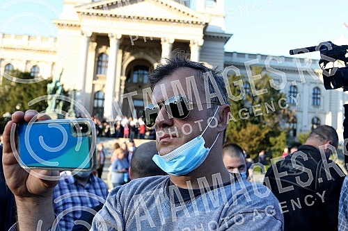 While addressing the leader of the opposition in front of the Serbian Assembly, during a curfew, a group of citizens over 65 who were allowed to take a walk at the curfew, came in front of the Assembly building from Pionirski park.  Za vreme obracan