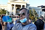 While addressing the leader of the opposition in front of the Serbian Assembly, during a curfew, a group of citizens over 65 who were allowed to take a walk at the curfew, came in front of the Assembly building from Pionirski park.  Za vreme obracan