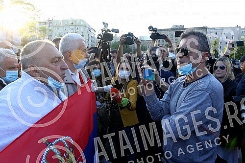 While addressing the leader of the opposition in front of the Serbian Assembly, during a curfew, a group of citizens over 65 who were allowed to take a walk at the curfew, came in front of the Assembly building from Pionirski park.  Za vreme obracan