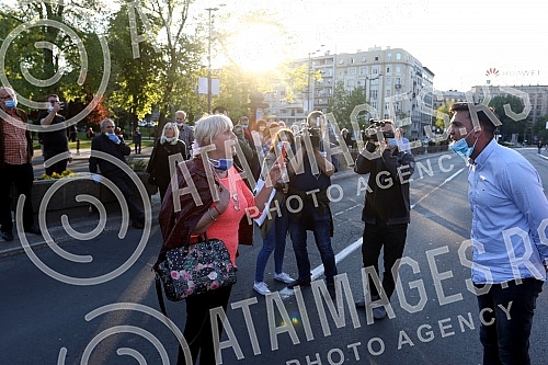 While addressing the leader of the opposition in front of the Serbian Assembly, during a curfew, a group of citizens over 65 who were allowed to take a walk at the curfew, came in front of the Assembly building from Pionirski park.  Za vreme obracan