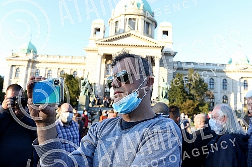 While addressing the leader of the opposition in front of the Serbian Assembly, during a curfew, a group of citizens over 65 who were allowed to take a walk at the curfew, came in front of the Assembly building from Pionirski park.  Za vreme obracan
