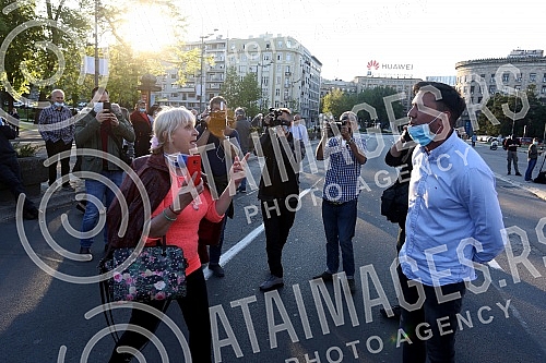 While addressing the leader of the opposition in front of the Serbian Assembly, during a curfew, a group of citizens over 65 who were allowed to take a walk at the curfew, came in front of the Assembly building from Pionirski park.  Za vreme obracan