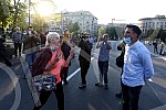 While addressing the leader of the opposition in front of the Serbian Assembly, during a curfew, a group of citizens over 65 who were allowed to take a walk at the curfew, came in front of the Assembly building from Pionirski park.  Za vreme obracan