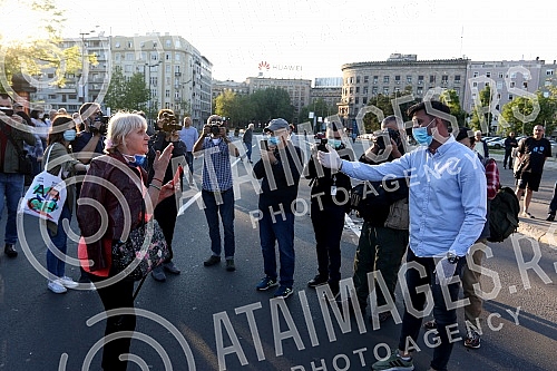 While addressing the leader of the opposition in front of the Serbian Assembly, during a curfew, a group of citizens over 65 who were allowed to take a walk at the curfew, came in front of the Assembly building from Pionirski park.  Za vreme obracan