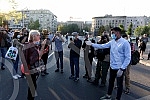 While addressing the leader of the opposition in front of the Serbian Assembly, during a curfew, a group of citizens over 65 who were allowed to take a walk at the curfew, came in front of the Assembly building from Pionirski park.  Za vreme obracan