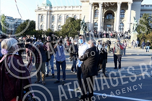 While addressing the leader of the opposition in front of the Serbian Assembly, during a curfew, a group of citizens over 65 who were allowed to take a walk at the curfew, came in front of the Assembly building from Pionirski park.  Za vreme obracan