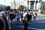 While addressing the leader of the opposition in front of the Serbian Assembly, during a curfew, a group of citizens over 65 who were allowed to take a walk at the curfew, came in front of the Assembly building from Pionirski park.  Za vreme obracan