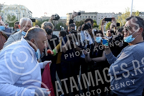While addressing the leader of the opposition in front of the Serbian Assembly, during a curfew, a group of citizens over 65 who were allowed to take a walk at the curfew, came in front of the Assembly building from Pionirski park.  Za vreme obracan