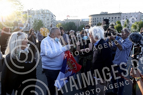 While addressing the leader of the opposition in front of the Serbian Assembly, during a curfew, a group of citizens over 65 who were allowed to take a walk at the curfew, came in front of the Assembly building from Pionirski park.  Za vreme obracan