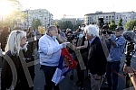 While addressing the leader of the opposition in front of the Serbian Assembly, during a curfew, a group of citizens over 65 who were allowed to take a walk at the curfew, came in front of the Assembly building from Pionirski park.  Za vreme obracan