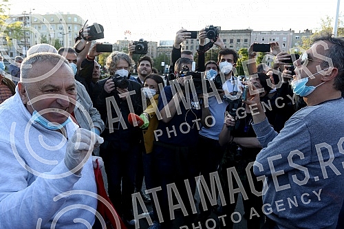 While addressing the leader of the opposition in front of the Serbian Assembly, during a curfew, a group of citizens over 65 who were allowed to take a walk at the curfew, came in front of the Assembly building from Pionirski park.  Za vreme obracan
