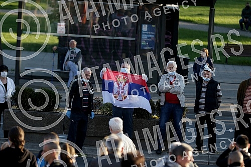 While addressing the leader of the opposition in front of the Serbian Assembly, during a curfew, a group of citizens over 65 who were allowed to take a walk at the curfew, came in front of the Assembly building from Pionirski park.  Za vreme obracan