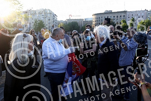 While addressing the leader of the opposition in front of the Serbian Assembly, during a curfew, a group of citizens over 65 who were allowed to take a walk at the curfew, came in front of the Assembly building from Pionirski park.  Za vreme obracan