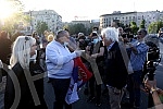 While addressing the leader of the opposition in front of the Serbian Assembly, during a curfew, a group of citizens over 65 who were allowed to take a walk at the curfew, came in front of the Assembly building from Pionirski park.  Za vreme obracan