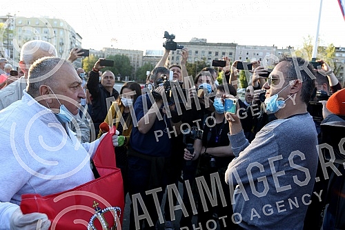 While addressing the leader of the opposition in front of the Serbian Assembly, during a curfew, a group of citizens over 65 who were allowed to take a walk at the curfew, came in front of the Assembly building from Pionirski park.  Za vreme obracan