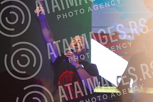 Performance of Radisa Trajkovic - Djani held on raft Na vodi kafana.Nastup Radise Trajkovic - Djani na splavu Na vodi kafana.