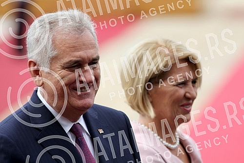 The second day of the visit of the President of China Xi Jinping's continued in the Palace of Serbia.Drugi dan posete predsednika Kine Si Djinping nastavio se svecanim docekom ispred Palate Srbija.