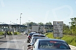 Crowd at the international border crossing Raca / Sremska Raca.Guzva na medjunarodnom granicnom prelazu Raca/Sremska Raca.