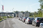 Crowd at the international border crossing Raca / Sremska Raca.Guzva na medjunarodnom granicnom prelazu Raca/Sremska Raca.