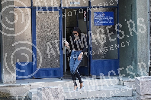 After the criminal report against Jovana Jeremic for threats, Maja Marinkovic came to the police station to give a statement.Posle krivicne prijave Jovane Jeremic zbog pretnji Maja Marinkovic je dosla u policijsku stanicu kako bi dala izjavu.