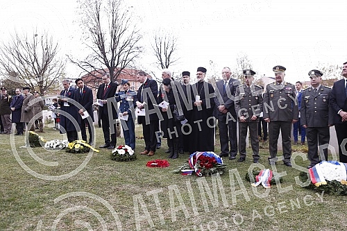 By laying wreaths at the Commonwealth Cemetery, the British Embassy in Serbia marked World War I Armistice Day, and the ceremony was led by British Ambassador Sian MacLeod. Polaganjem venaca na groblju Komonvelta, ambasada Velike Britanije u Srbiji
