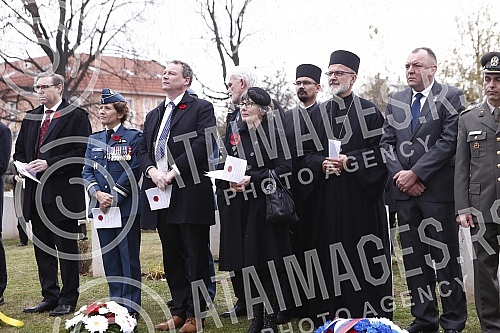 By laying wreaths at the Commonwealth Cemetery, the British Embassy in Serbia marked World War I Armistice Day, and the ceremony was led by British Ambassador Sian MacLeod. Polaganjem venaca na groblju Komonvelta, ambasada Velike Britanije u Srbiji