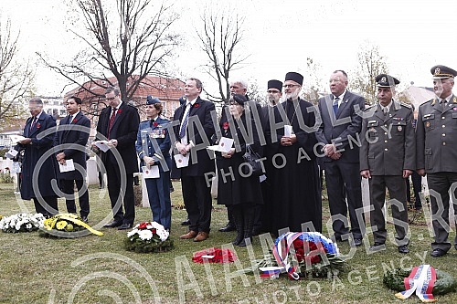 By laying wreaths at the Commonwealth Cemetery, the British Embassy in Serbia marked World War I Armistice Day, and the ceremony was led by British Ambassador Sian MacLeod. Polaganjem venaca na groblju Komonvelta, ambasada Velike Britanije u Srbiji