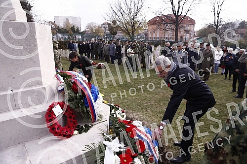 By laying wreaths at the Commonwealth Cemetery, the British Embassy in Serbia marked World War I Armistice Day, and the ceremony was led by British Ambassador Sian MacLeod. Polaganjem venaca na groblju Komonvelta, ambasada Velike Britanije u Srbiji
